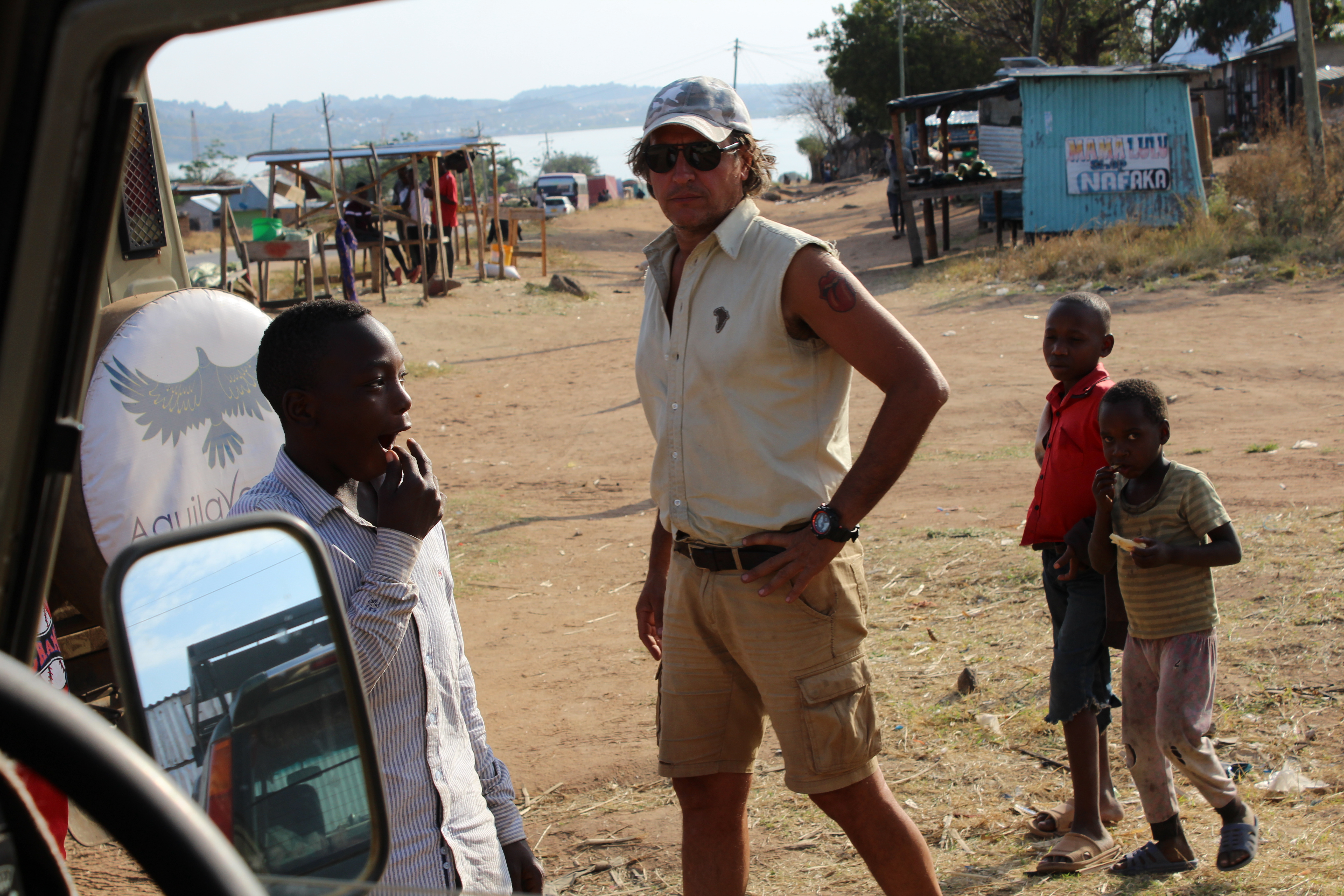 In attesa di traghettare sul Lago Vittoria (sullo sfondo). Kikongo, Tanzania