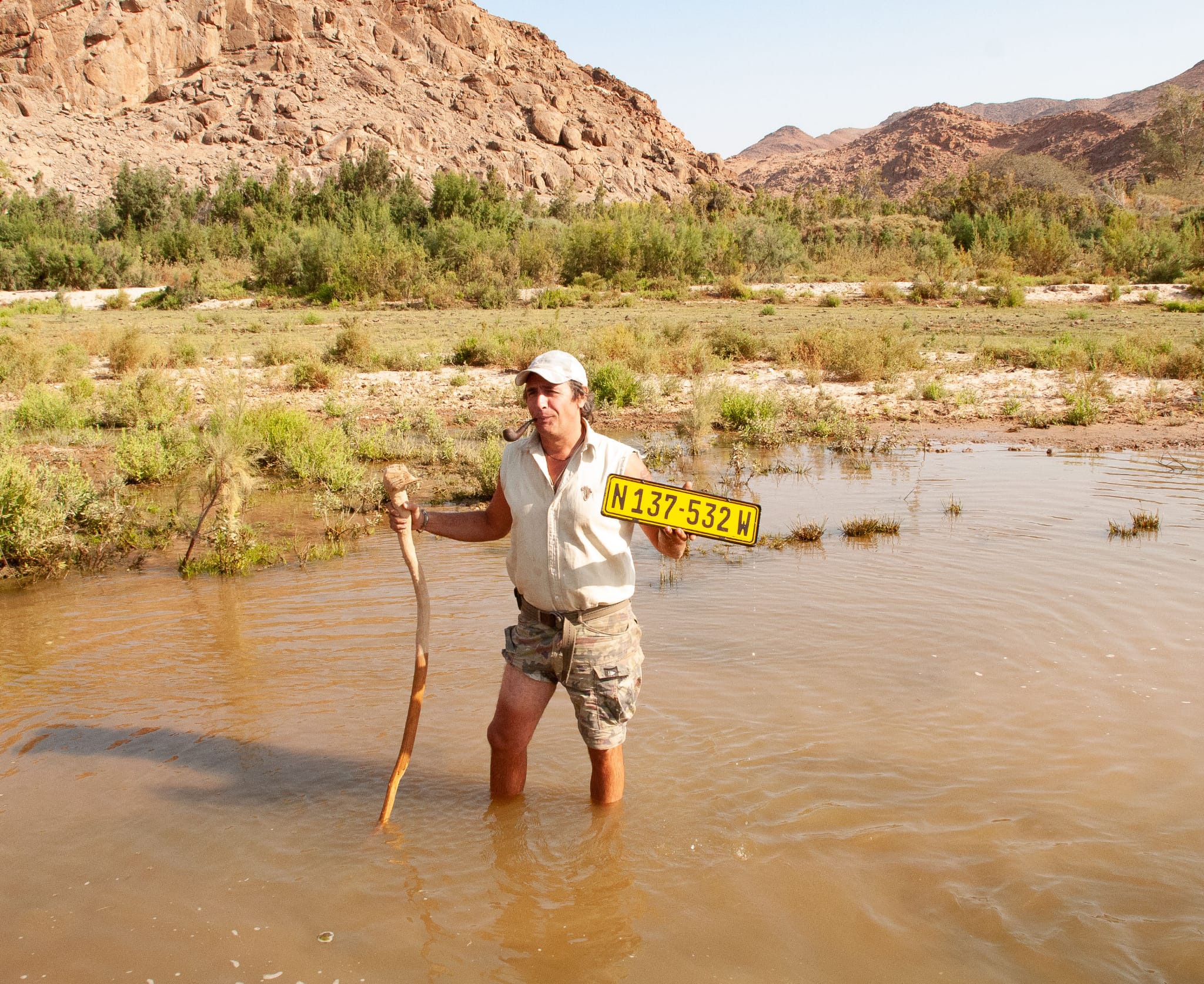Ricerca e recupero della targa persa nel guado del fiume Hoarusib. Kaokoland, Namibia